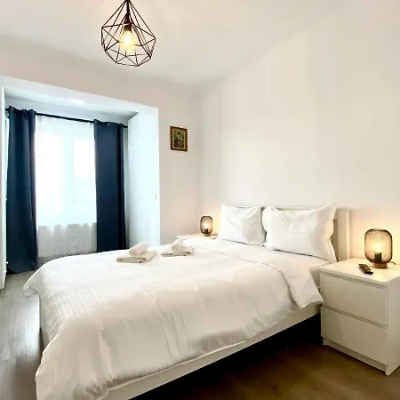 Astoria Apartment - Pet Friendly-2